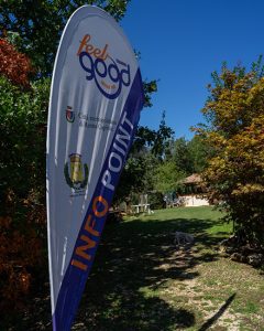 Bandiera a goccia dell'Info Point Pellegrini di FeelGood Training vicino la Via Francigena